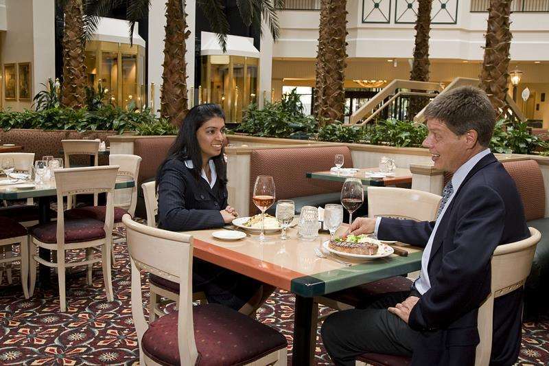 Embassy Suites By Hilton Houston Near The Galleria Ресторант снимка